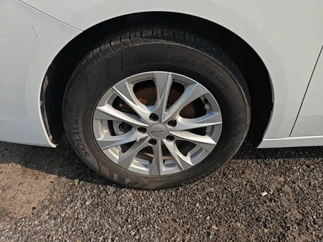 Roewe i5 — Фото автомобиля 22
