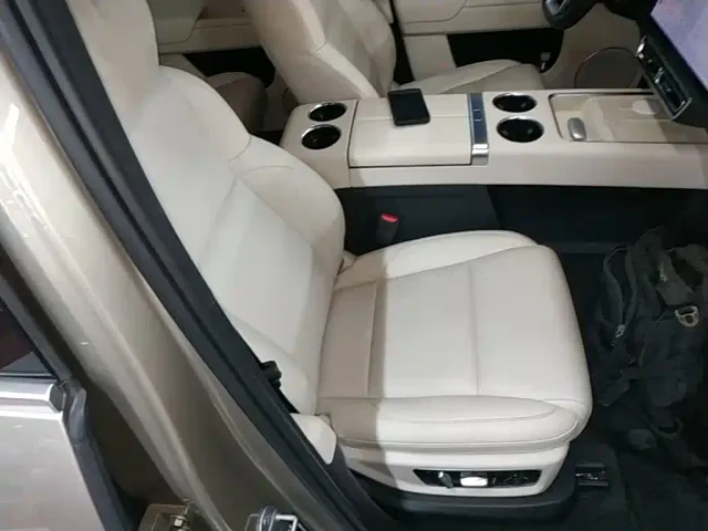 Li Auto L8 — Фото автомобиля 24