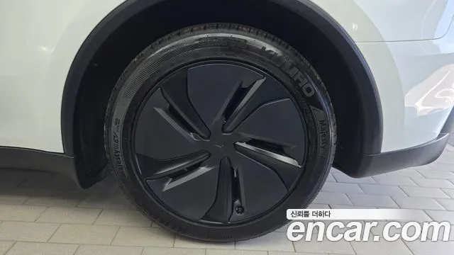 Tesla Model Y — Фото автомобиля 21