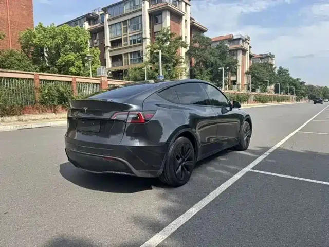 Tesla Model Y — Фото автомобиля 11