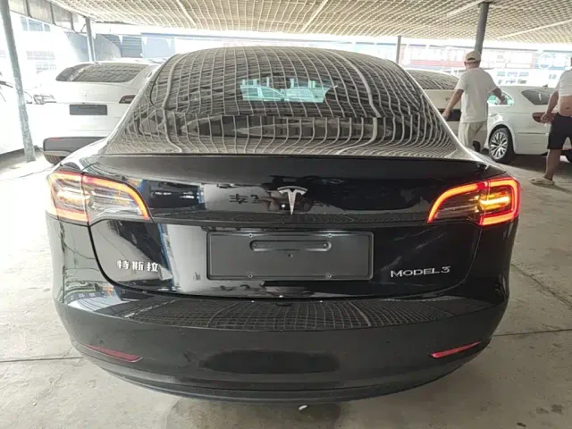 Tesla Model 3 — Фото автомобиля 5