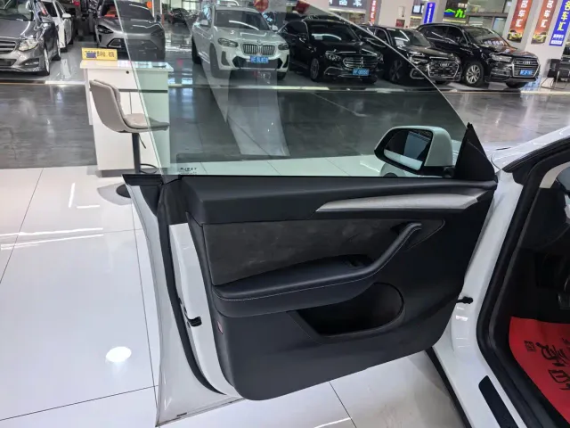 Tesla Model Y — Фото автомобиля 6