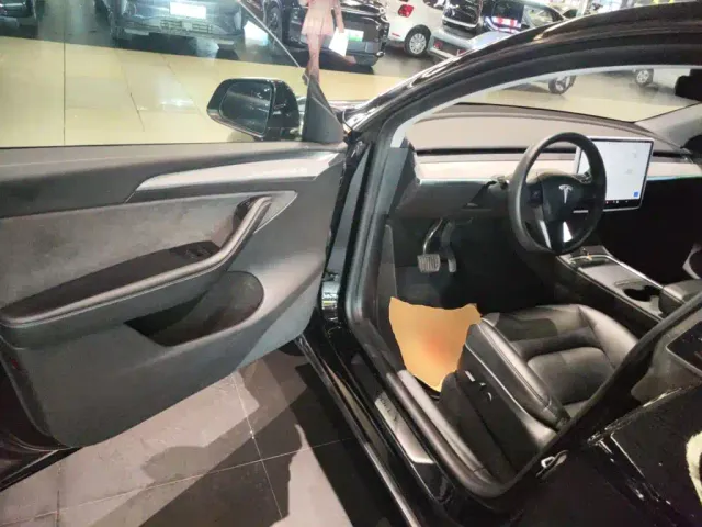 Tesla Model Y — Фото автомобиля 15