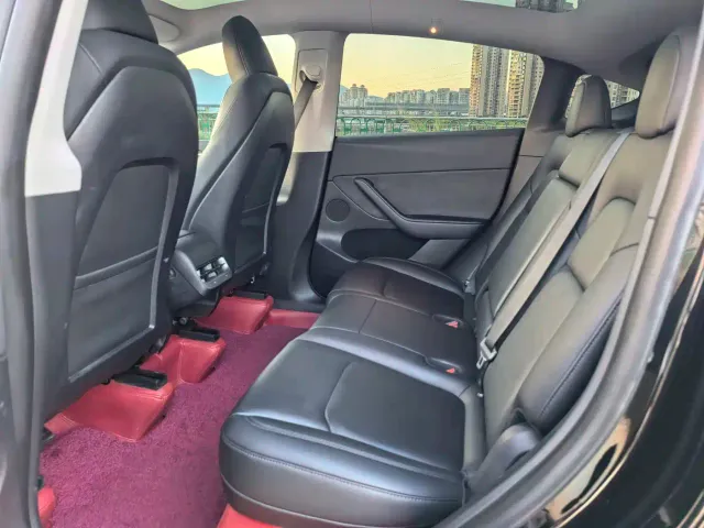 Tesla Model Y — Фото автомобиля 10