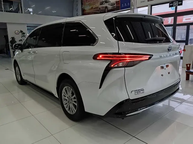 Toyota Sienna — Фото автомобиля 6