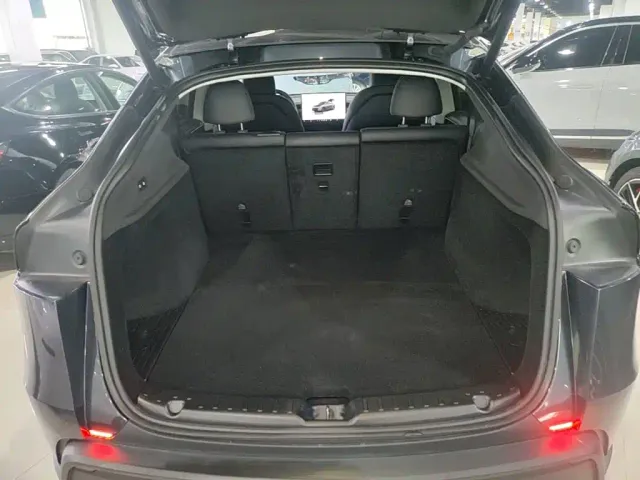 Tesla Model Y — Фото автомобиля 18