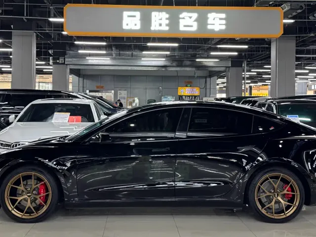 Tesla Model 3 — Фото автомобиля 3