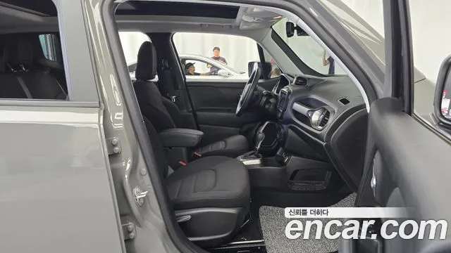 Jeep Renegade — Фото автомобиля 25