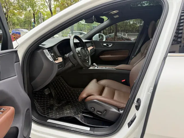 Volvo XC60 — Фото автомобиля 4
