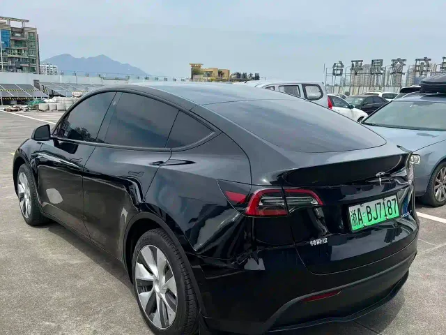 Tesla Model Y — Фото автомобиля 7