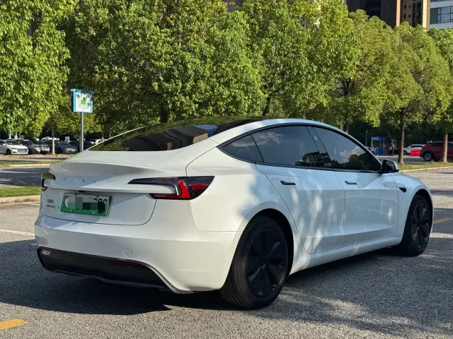 Tesla Model 3 — Фото автомобиля 14
