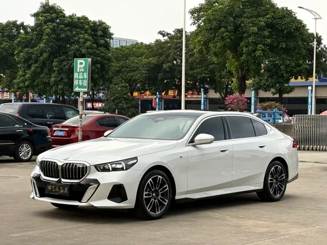 Фотография автомобиля — BMW 5 Series