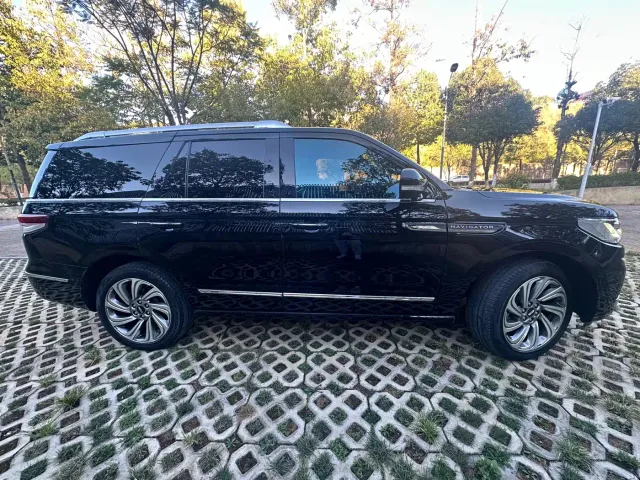 Lincoln Navigator — Фото автомобиля 23