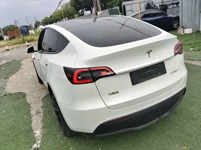 Tesla Model Y — Фото автомобиля 4