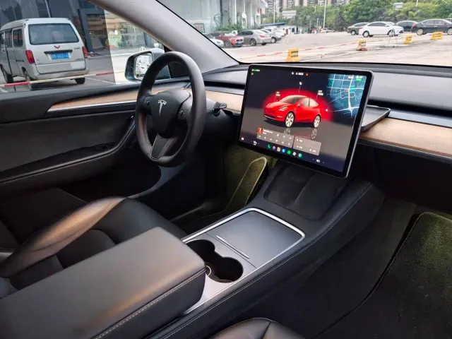 Tesla Model Y — Фото автомобиля 9