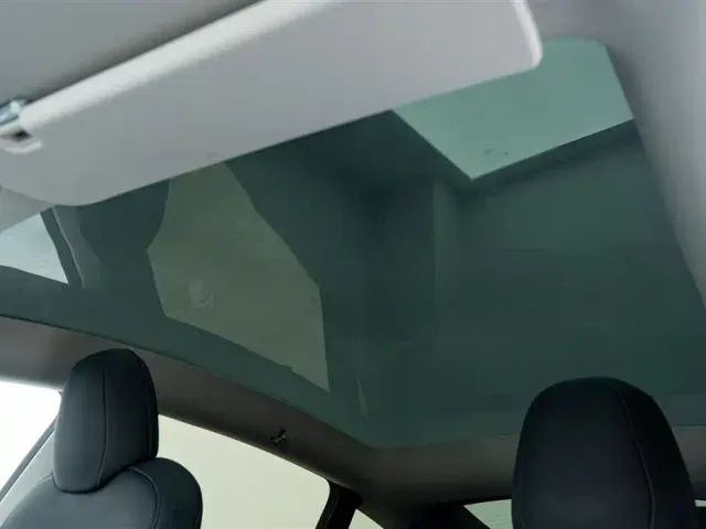Tesla Model Y — Фото автомобиля 13