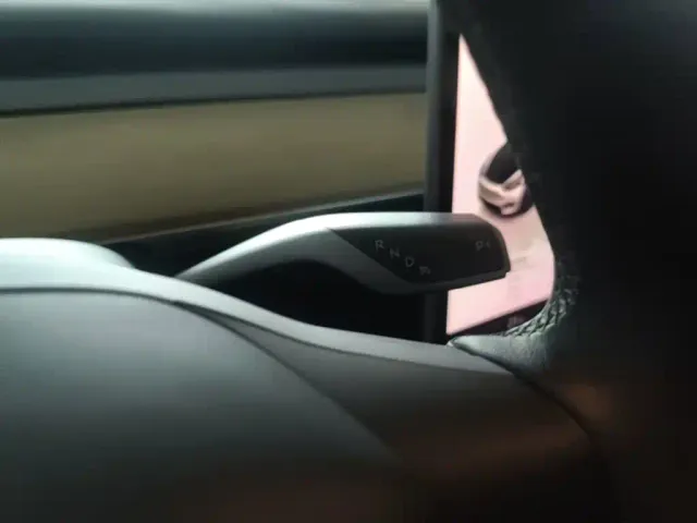 Tesla Model Y — Фото автомобиля 13