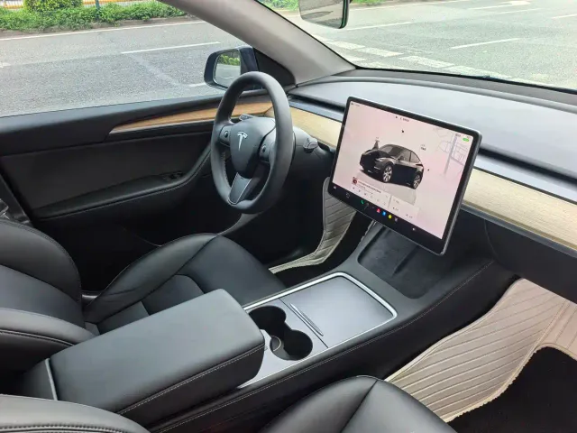 Tesla Model Y — Фото автомобиля 8