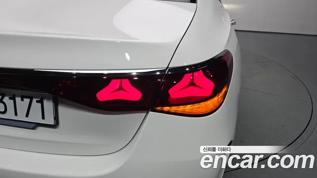 Mercedes-Benz E-Class — Фото автомобиля 20