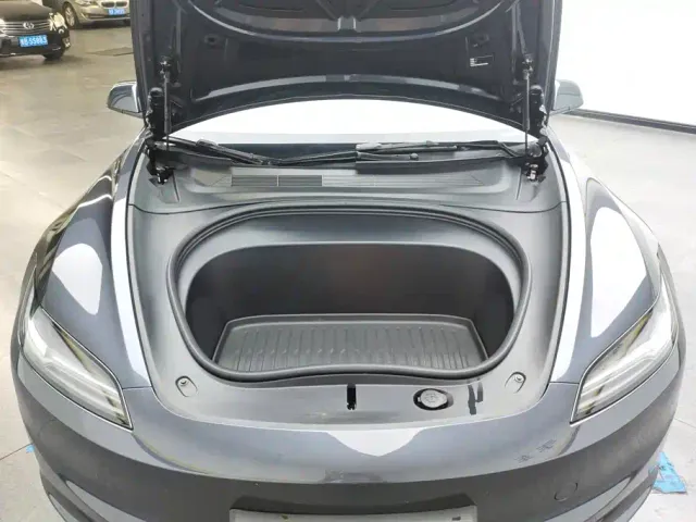Tesla Model 3 — Фото автомобиля 10