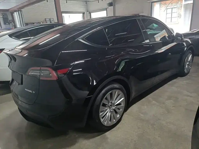 Tesla Model Y — Фото автомобиля 6