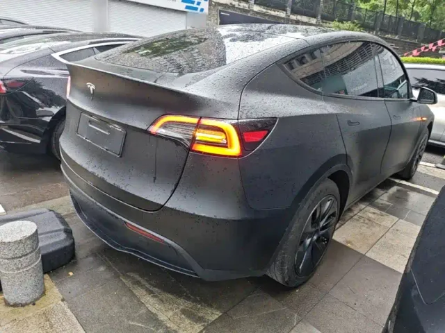 Tesla Model Y — Фото автомобиля 6