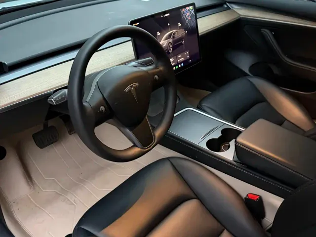 Tesla Model 3 — Фото автомобиля 5
