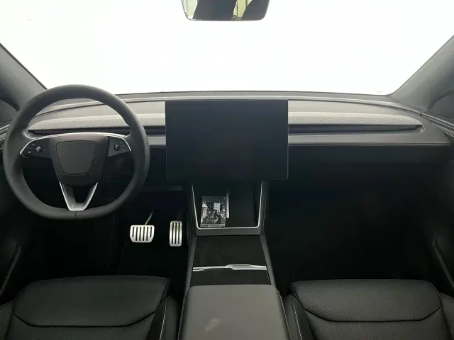 Tesla Model Y L — Фото автомобиля 12