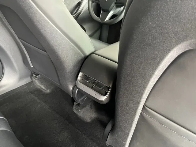 Tesla Model Y — Фото автомобиля 21