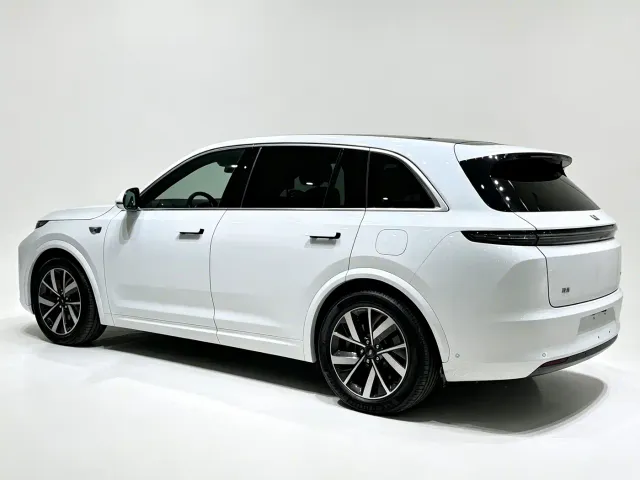 Li Auto L7 — Фото автомобиля 24