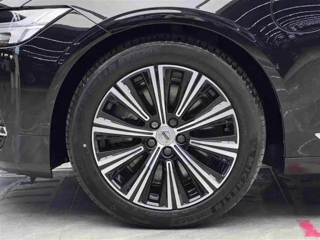 Volvo S90 — Фото автомобиля 4