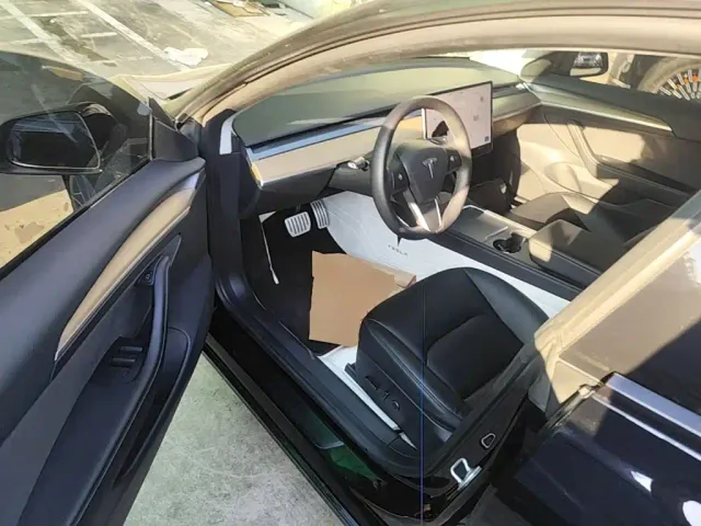 Tesla Model 3 — Фото автомобиля 15
