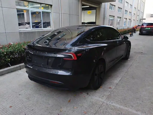 Tesla Model 3 — Фото автомобиля 6