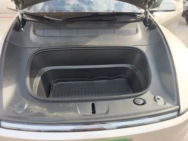 Tesla Model Y L — Фото автомобиля 19
