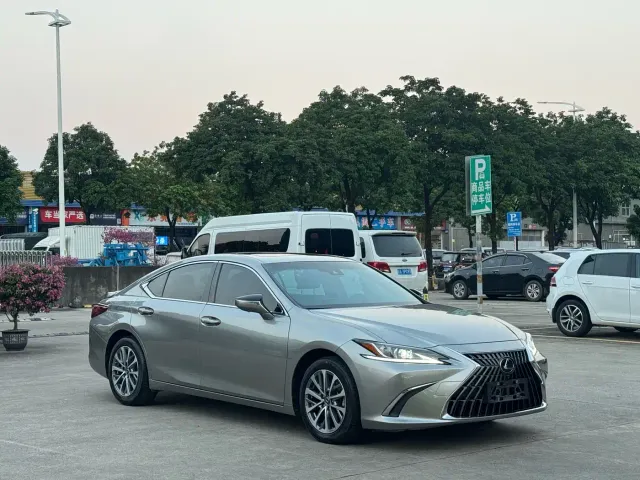 Lexus ES — Фото автомобиля 3