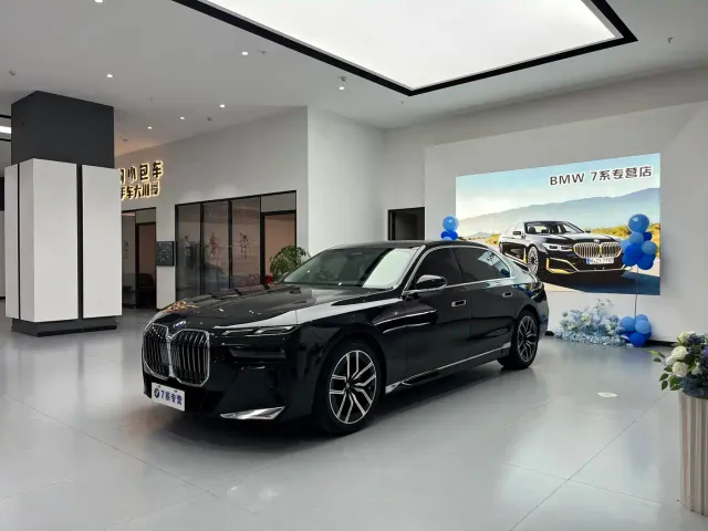 Фотография автомобиля — BMW 7 Series