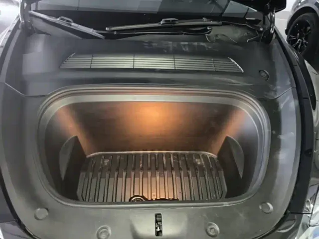Tesla Model Y — Фото автомобиля 19