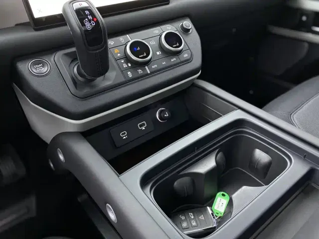 Land Rover Defender — Фото автомобиля 19
