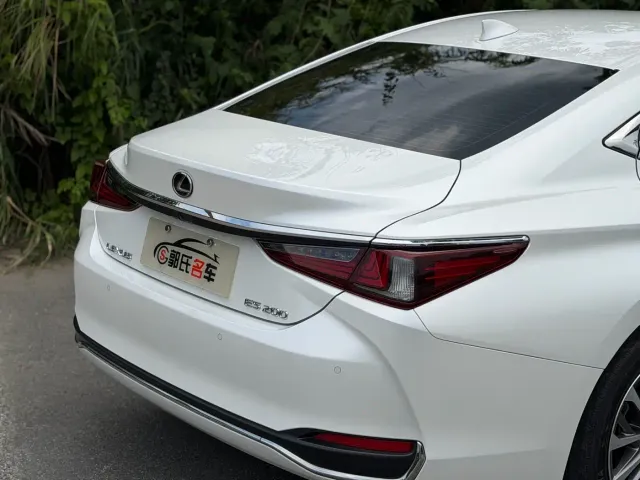 Lexus ES — Фото автомобиля 7