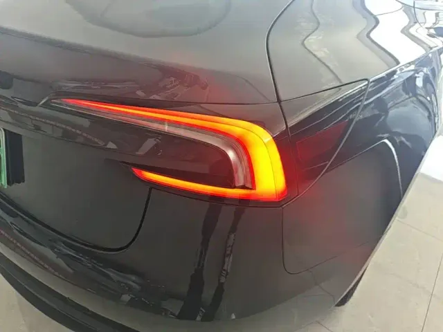Tesla Model 3 — Фото автомобиля 7