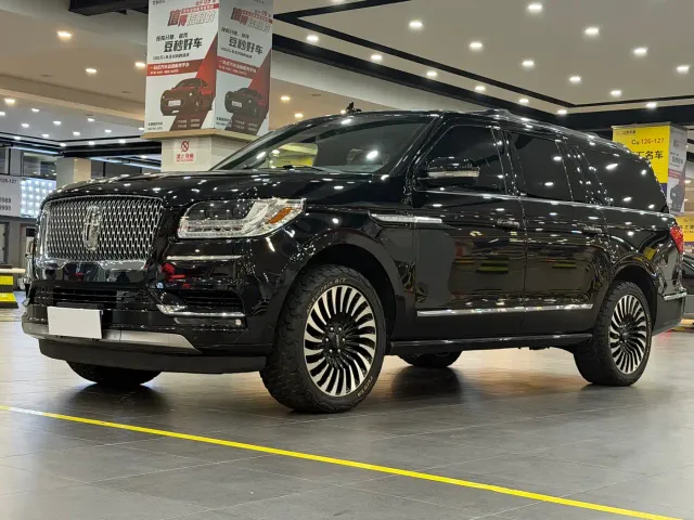 Фотография автомобиля — Lincoln Navigator