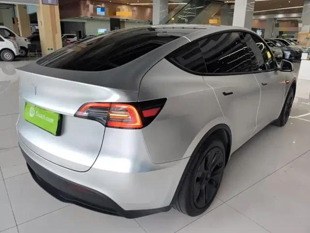 Tesla Model Y — Фото автомобиля 6
