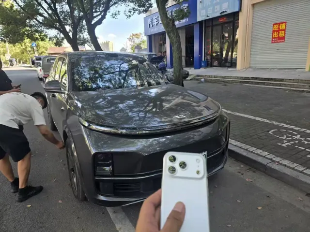Li Auto L8 — Фото автомобиля 5