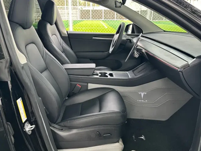 Tesla Model Y — Фото автомобиля 13