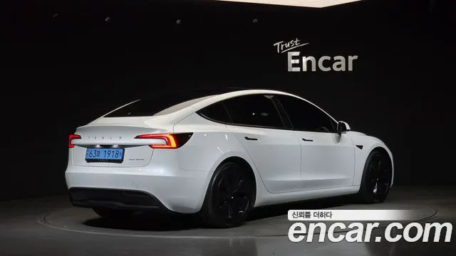 Tesla Model 3 — Фото автомобиля 2