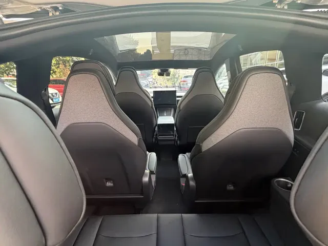 Tesla Model Y L — Фото автомобиля 4