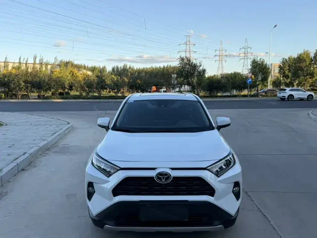 Toyota RAV4 — Фото автомобиля 4