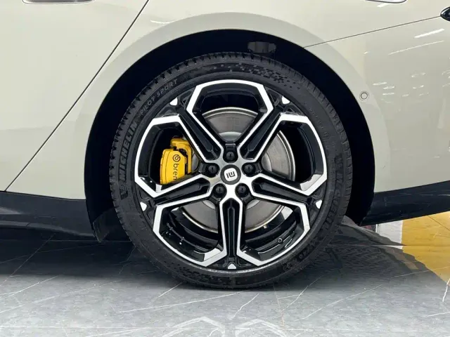 Xiaomi SU7 — Фото автомобиля 25