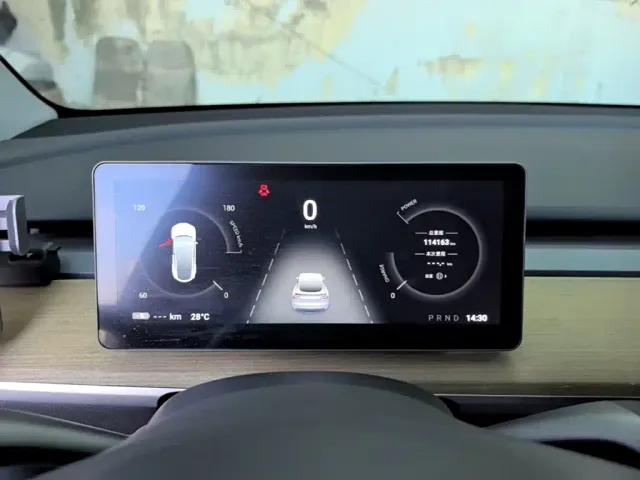 Tesla Model Y — Фото автомобиля 11