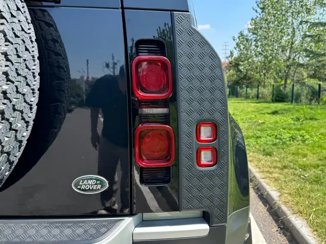 Land Rover Defender — Фото автомобиля 10